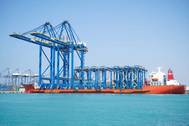 The new 65-ton twin-lift capacity STS cranes can accommodate the latest generation of Ultra-Large Container Ships (ULCS) of 24,000+ TEU capacity, with a 70-meter reach and a 52-meter height. Photo Courtesy: Red Sea Gateway Terminal (RSGT) / ZPMC.