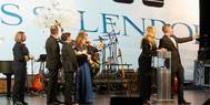 (L-R) Captain Serena Melani; Regent Seven Seas Cruises’ President and Chief Executive Officer, Jason Montague; President and Chief Executive Officer of Norwegian Cruise Line Holdings Ltd., Frank Del Rio; Seven Seas Splendor Godmother Christie Brinkley; and Cruise Director of Seven Seas Splendor, John Barron watch as the iconic champagne smash officially christens Seven Seas Splendor. (Photo: Business Wire)