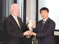 Chinese Delegate Presents Gift to AMSA Head: Photo credit AMSA