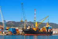 A containership in port (Photo: Business Wire)