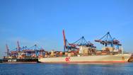 Containervessels at HHLA Container Terminal Altenwerder (Photo: Port of Hamburg)