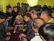 The family of Ashphalt 2’s third engineer, seafarers and friends gather around the coffin (Photo: MPHRP)