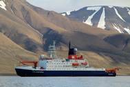 The German polar research vessel Polarstern off the coast of Spitsbergen. (Foto Sebastian Menze)