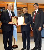 Gopal Krishna, Secretary to the Government of India, Ministry of Shipping and Amitabh Kumar, India's Director General of Shipping, deposited the instrument of accession to the Hong Kong Convention with IMO Secretary-General Kitack Lim yesterday (28 November) during the thirty-first session of the IMO Assembly. Photo: IMO