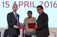 The Institute’s Sean Walsh and IMU Vice Chancellor K Ashok Vardhan Shetty signed the MoU in the presence of India's Minister of Road Transport and Shipping Nitin Gadkari. (Photo: ICS)