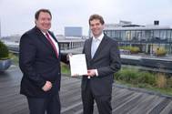 Jörg Lampe (Right), Senior Project Engineer Risk & Safety and Systems Engineering at DNV GL, presented the award to Jürgen Kudritzki (Left), Technical Director at E.R. Schiffahrt, in Hamburg.