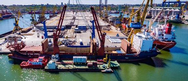 Loading/unloading in Constanta: the vehicle combination consisting of 26 SCHEUERLE InterCombi axle lines safely accommodates the load (Photo: Rontranmar)