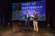 Photo: Port Authority CFO Paul Smits tells presenter Mare Straetmans (Managing Director of PortXL) and the audience at the Shakedown event which start-ups the Port of Rotterdam Authority will be working together with. Photo: Marc Nolte