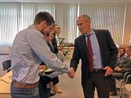 CTO Raimon Strunck congratulates the apprentices for the successful completion (Photo: MV WERFTEN)