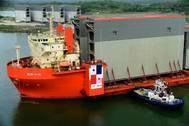 Rolling gates arrival Panama Canal: Photo ACP
