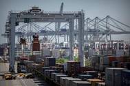 The Port of Savannah is poised to rapidly increase service to an arc of inland markets, from Atlanta to Memphis, to St. Louis, Chicago and the Ohio Valley. Key to expanding rail service is a $128M project linking Garden City Terminal's two rail yards. (Georgia Ports Authority / Stephen B. Morton)