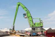 The SENNEBOGEN 875 E Hybrid material handler offers increased working loads and reaches of up to 95 ft. (29 m) with the lowest energy consumption.