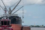 The SK Shipping Star Challenger discharging steel coils to barge at Coastal Cargo breakbulk and heavy-lift terminal at the Louisiana Ave. Complex. (Photo: Port NOLA:)