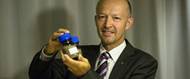 Statoil’s executive VP for Exploration, Tim Dodson, shows off oil samples from the Aldous discovery during an August 16 press conference. (Photo: Ole Jørgen Bratland/Courtesy Statoil.com)