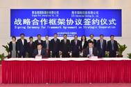 6th left Mr. Zheng Minghui, Chairman of Qingdao Port Group; 7th left Mr. Yang Shaopeng, Chairman of SITC