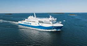 The Aurora Botnia, Wasaline’s flagship, represents one of the most advanced hybrid propulsion applications in the RoPax sector. Delivered in 2021, the vessel combines dual-fuel Wärtsilä 31DF engines—capable of running on LNG, LBG (liquefied biogas), and conventional marine fuels—with a large-scale battery energy storage system (BESS). Image courtesy Wasaline
