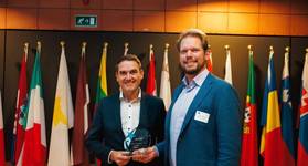 Dr Oliver Grün, President of the European DIGITAL SME Alliance and of the Federal Association of IT-SMEs of Germany (BITMi), presenting the award to Sjoerd de Jager, CEO of PortXchange. © PortXchange
