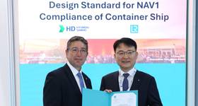 Nick Brown, Lloyd's Register CEO (left) with Hakmu Shim, Executive Vice President, HD Hyundai Samho. © Lloyd’s Register 