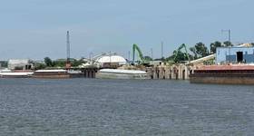 A view of one of Ingram’s terminals on the Illinois bank of the Mississippi River in Madison County, Ill., during the afternoon tour on one of Ingram’s vessels. © St. Louis Regional Freightway
