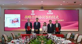 (From left) Alex Gregg-Smith, President of Bureau Veritas Marine & Offshore (appearing on screen); Maciej Lepicki, Vice President, BV Marine & Offshore Greater China; Dr. Jeffrey Guo, Senior Vice President, BV Marine & Offshore Asia Pacific; Hu Zhaoyang, Secretary of the Party Committee and Chairman of the Board at Shenzhen Port Group; Shen Huaxin, Deputy Secretary of the Party Committee and President at Shenzhen Port Group; and Peng Hongbo, Member of the Party Committee and Vice President at Sh