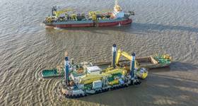 Boskalis TSHD Gateway and Backhoe dredger Magnor (Credit: Boskalis)