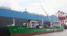 M/V Arctic Tern receives its first green methanol bunkering at the Port of Shanghai. © World Fuel