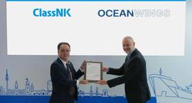 Hayato Suga, President & CEO of
ClassNK (left) and Emmanuel Schalit,
CEO of OceanWings. © OceanWings