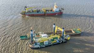 Boskalis TSHD Gateway and Backhoe dredger Magnor (Credit: Boskalis)