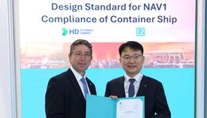 Nick Brown, Lloyd's Register CEO (left) with Hakmu Shim, Executive Vice President, HD Hyundai Samho. © Lloyd’s Register 