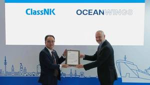 Hayato Suga, President & CEO of
ClassNK (left) and Emmanuel Schalit,
CEO of OceanWings. © OceanWings