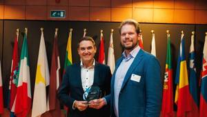 Dr Oliver Grün, President of the European DIGITAL SME Alliance and of the Federal Association of IT-SMEs of Germany (BITMi), presenting the award to Sjoerd de Jager, CEO of PortXchange. © PortXchange

