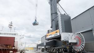The LHM 800 in operation at the Port of Rotterdam, recently handed over to Marcor. © Liebherr