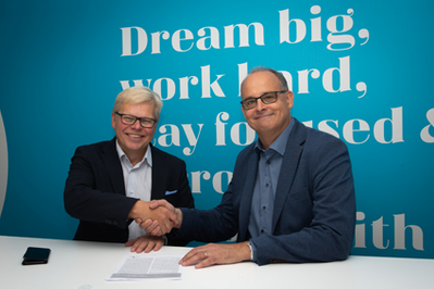 CADMATIC CEO Jukka Rantala (left) and Kymdata CEO Jyrki Metsola (right) shake hands on the acquisition agreement.
(Photo: Cadmatic)