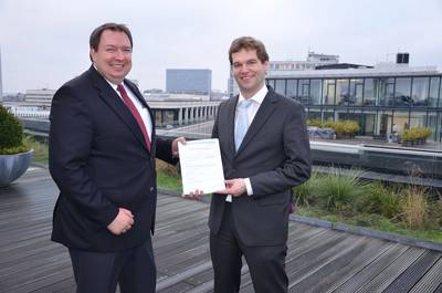 Jörg Lampe (Right), Senior Project Engineer Risk & Safety and Systems Engineering at DNV GL, presented the award to Jürgen Kudritzki (Left), Technical Director at E.R. Schiffahrt, in Hamburg.
