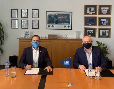 Laurance Langdon, General Manager for Modern Freight Company, and Hanshenrik Nielsen, Global Development Director for CargoGulf at the signing ceremony. (Photo: GAC)