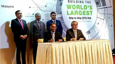Seated: Dato. Shahrul Amirul (left), Chairman of KA Petra and Mr. Eric Ip (right), Group Managing Director of Hutchison Ports. Standing (left to right): Mr. Anthony Loke, Minister of Transport of Malaysia; Tun Dr. Mahathir Muhammad, Prime Minister of Malaysia; Dato Sri Saifuddin Nasution Ismail, Minister of Domestic Trade and Consumer Affairs of Malaysia. Photo: Hutchison Ports