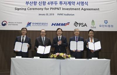 The signing ceremony: (From left to right) Ho Seon Hwang (President of KOBC), Roger Tan Keh Chai (PSA Regional CEO Northeast Asia), Young-Choon Kim (Minister of Oceans & Fisheries of Korea), C.K. Yoo (President & CEO of HMM), and Myungsuk Suh (CEO of Yuanta Securities). Photo: HMM
