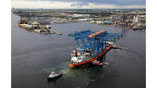 World's Largest Low-profile Ship-to-shore Cranes Arrive at Port