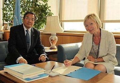 Agreement Signing: Photo credit IMO
