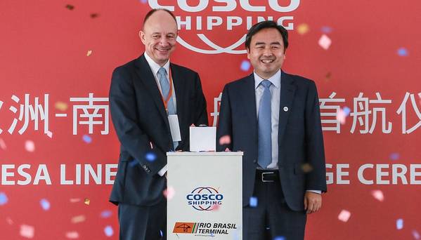 Anders Kjeldsen (left), ICTSI vice president and regional head for Latin America, with Heyue Ge, COSCO Shipping Lines deputy manager, during the inauguration of COSCO’s ESE2 service at Rio Brasil Terminal.
