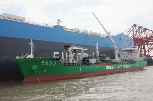 M/V Arctic Tern receives its first green methanol bunkering at the Port of Shanghai. © World Fuel