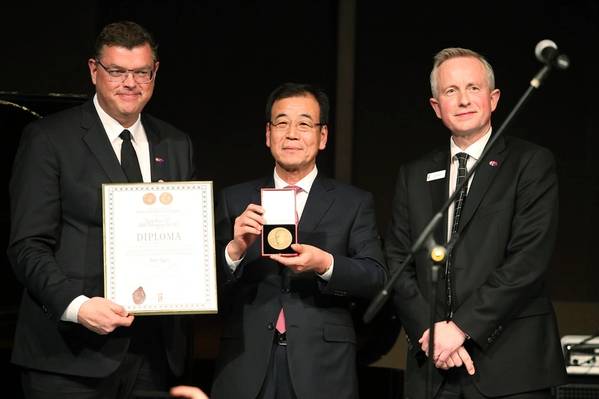 The award was presented to Lee (center) by the Danish Minister for Trade and Development, Mogens Jensen (left), and CEO of the Danish Export Association, Ulrik Dahl (right).