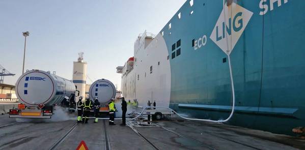 Baleària Bunkering multi truck to ship Puerto València. Photo: Valenciaport