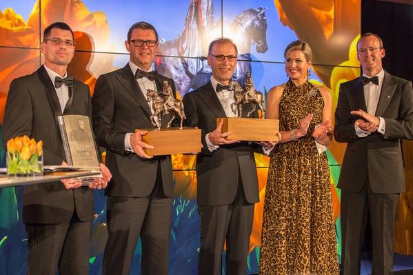 l-t-r: Brendan de Graaf (Coöperatie TexelEnergie U.A., Ard-Jan Kooren (Kotug International B.V.), Drs. Cees ’t Hart (Koninklijke FrieslandCampina N.V.), Her Royal Highness Queen Máxima and Prof. dr. K.H.W. Knot (President van de Dutch Bank and Chairman of the King Willem I Foundation). Photo made by Maarten Huisman