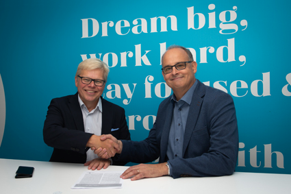 CADMATIC CEO Jukka Rantala (left) and Kymdata CEO Jyrki Metsola (right) shake hands on the acquisition agreement.
 (Photo: Cadmatic) 
