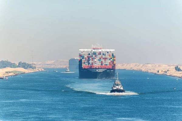 Suez Canal traffic (c) Val Traveller / Adobestock