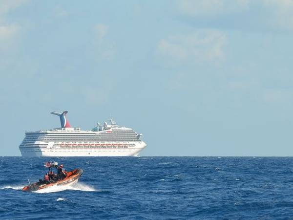 Carnival Triumph & Coast Guard Cutter: Photo credit USCG