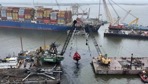 Cashman’s Dale Pyatt working with Sterling Equipment’s The Pulverizer; in the back drop is the Weeks 533 and Chesapeake 100. Photo courtesy DOD/DVIDS
