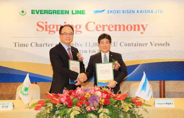 The charter parties were signed by EMC Chairman Mr. Anchor Chang and President of Shoei Kisen Kaisha Mr. Yukito Higaki. (Photo: Evergreen)