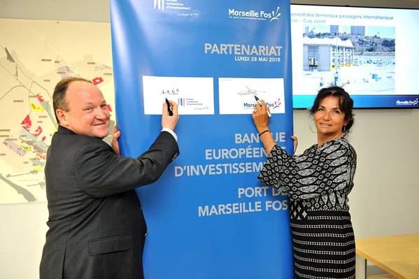 Christine Cabau Woehrel and Ambroise Fayolle sign the €50 million agreement (Photo: Marseille Fos)
